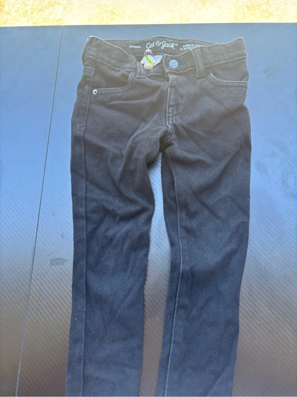 Assorted lot of five pairs of jeans, all size 4